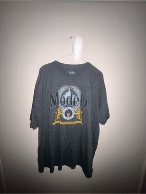 ModelCo Dark Gray Short-Sleeve Graphic Tee with Yellow Crest. Size 2XL